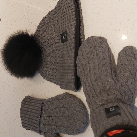 HANDMADE HAT AND MITTEN - Picture 3 of 3